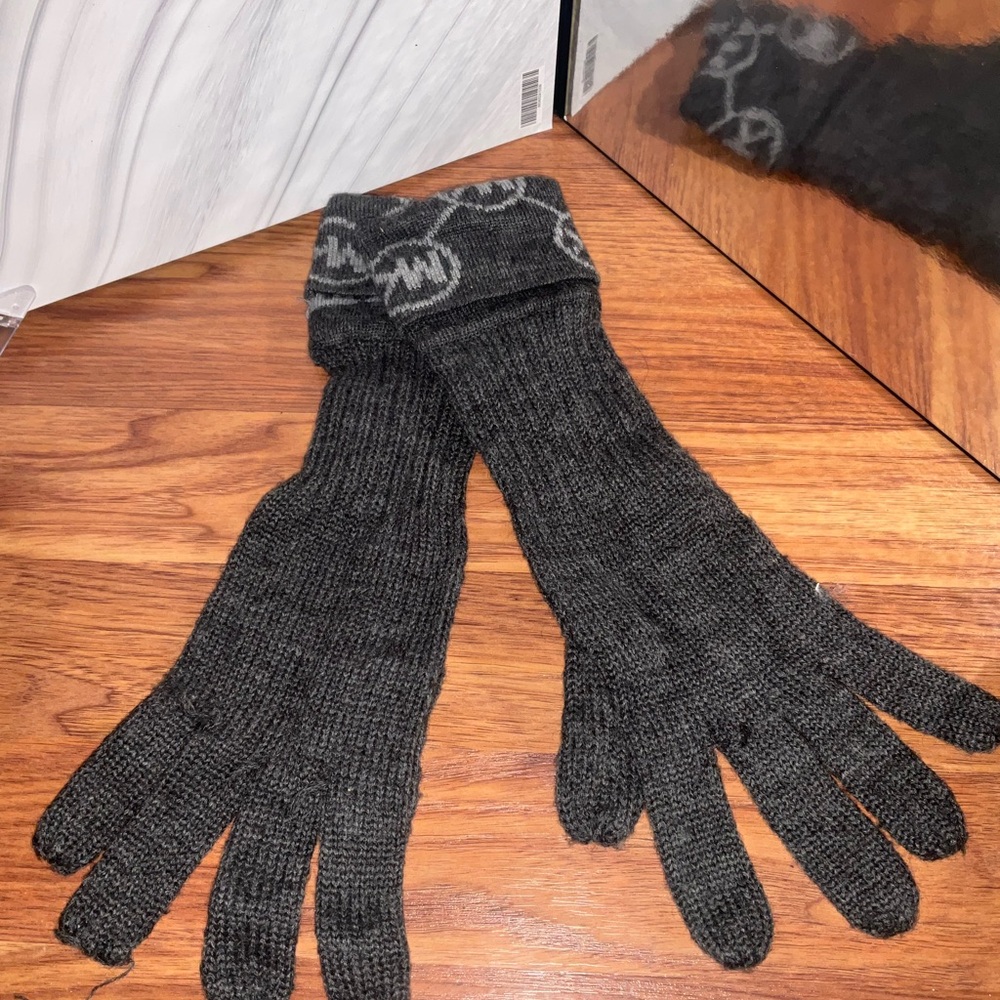 Like New Michael Kors Gray Knit Gloves
